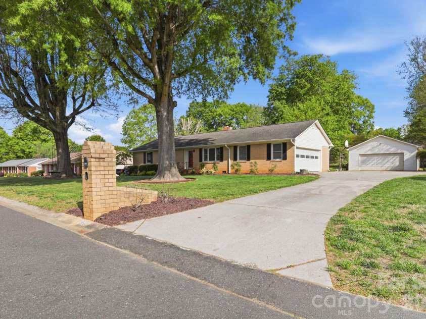 8325 Fallsdale Drive, Charlotte, NC 28214.  MLS# CAR4363701, YatesRealty ID 10318. 