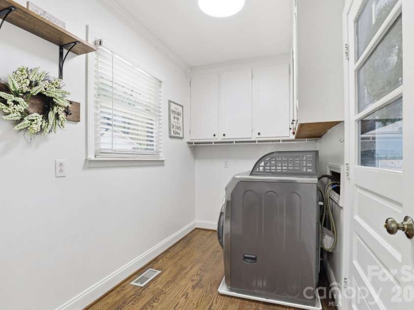 8325 Fallsdale Drive, Charlotte, NC 28214.  MLS# CAR4363701, YatesRealty ID 10318. 