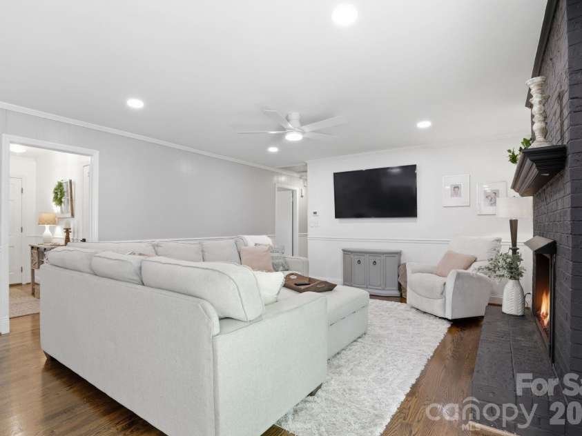 8325 Fallsdale Drive, Charlotte, NC 28214.  MLS# CAR4363701, YatesRealty ID 10318. 