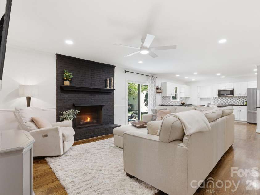 8325 Fallsdale Drive, Charlotte, NC 28214.  MLS# CAR4363701, YatesRealty ID 10318. 