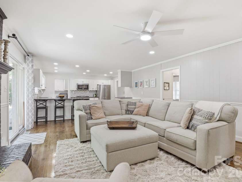 8325 Fallsdale Drive, Charlotte, NC 28214.  MLS# CAR4363701, YatesRealty ID 10318. 