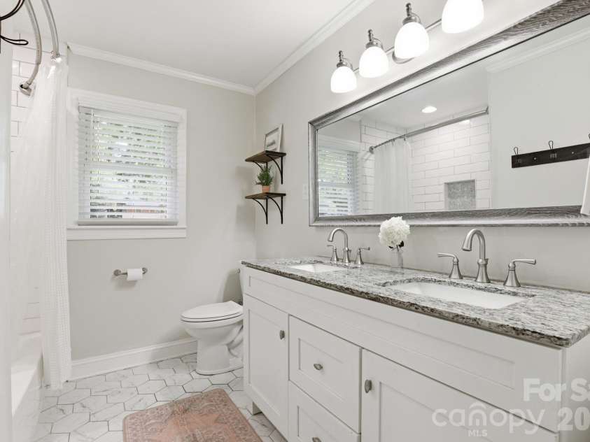 8325 Fallsdale Drive, Charlotte, NC 28214.  MLS# CAR4363701, YatesRealty ID 10318. 