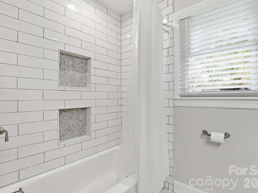 8325 Fallsdale Drive, Charlotte, NC 28214.  MLS# CAR4363701, YatesRealty ID 10318. 