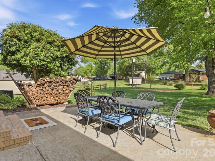 8325 Fallsdale Drive, Charlotte, NC 28214.  MLS# CAR4363701, YatesRealty ID 10318. 