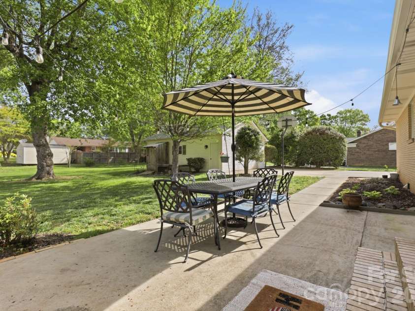 8325 Fallsdale Drive, Charlotte, NC 28214.  MLS# CAR4363701, YatesRealty ID 10318. 
