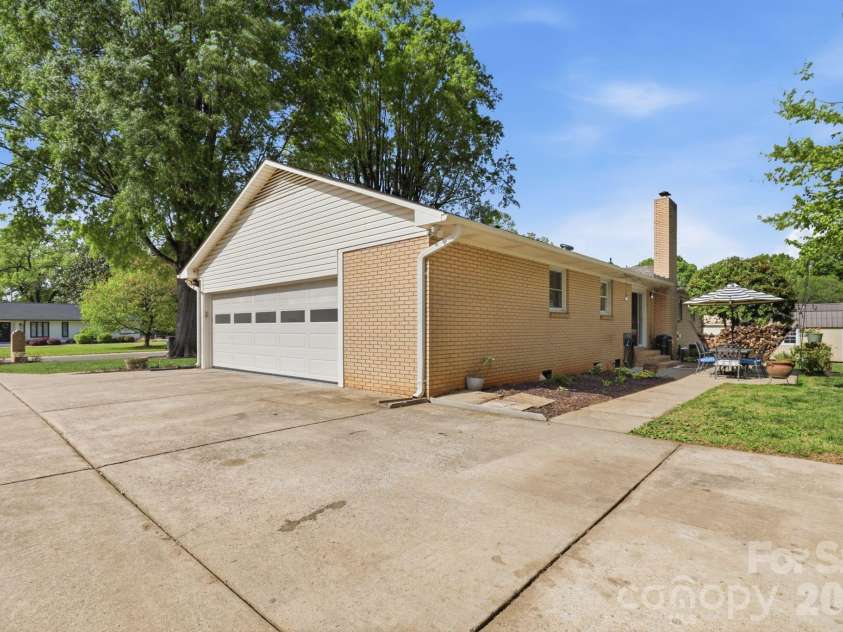 8325 Fallsdale Drive, Charlotte, NC 28214.  MLS# CAR4363701, YatesRealty ID 10318. 