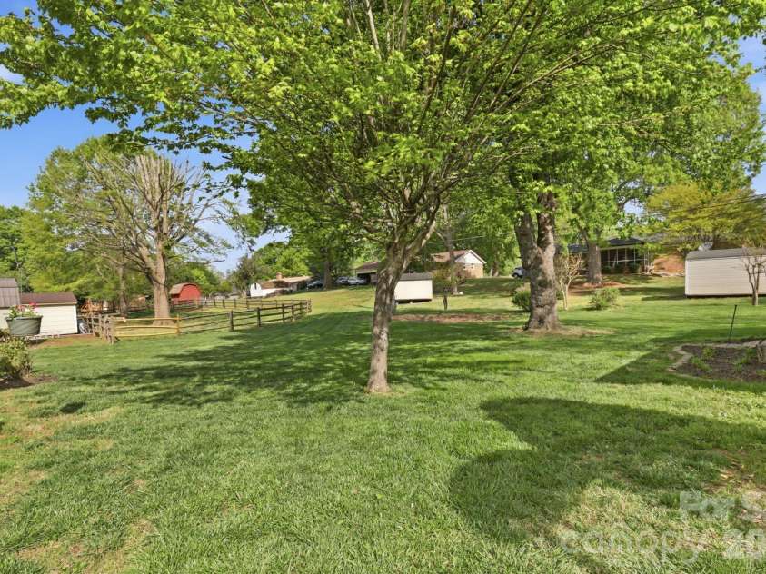 8325 Fallsdale Drive, Charlotte, NC 28214.  MLS# CAR4363701, YatesRealty ID 10318. 