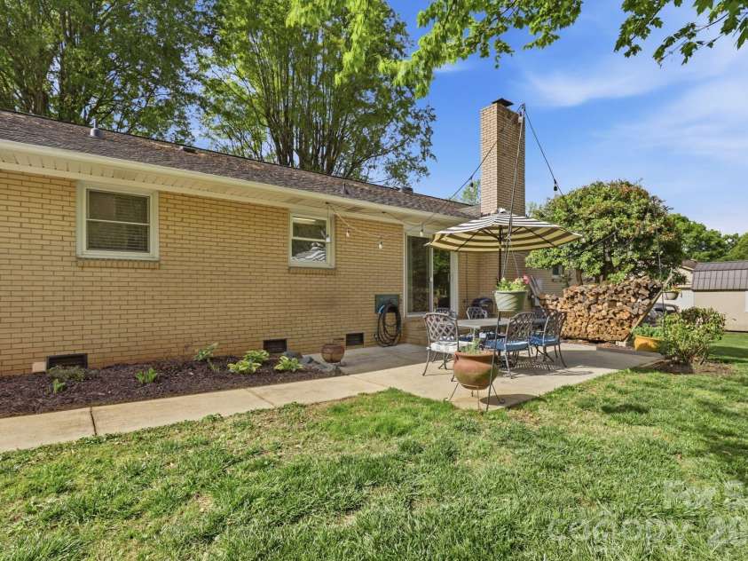 8325 Fallsdale Drive, Charlotte, NC 28214.  MLS# CAR4363701, YatesRealty ID 10318. 