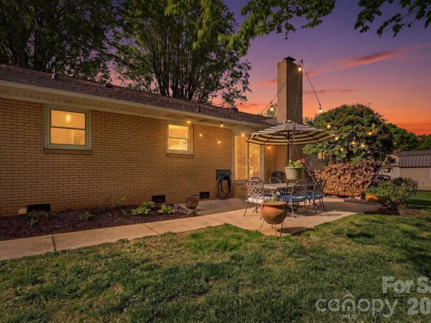 8325 Fallsdale Drive, Charlotte, NC 28214.  MLS# CAR4363701, YatesRealty ID 10318. 