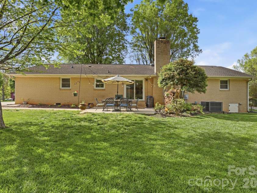 8325 Fallsdale Drive, Charlotte, NC 28214.  MLS# CAR4363701, YatesRealty ID 10318. 