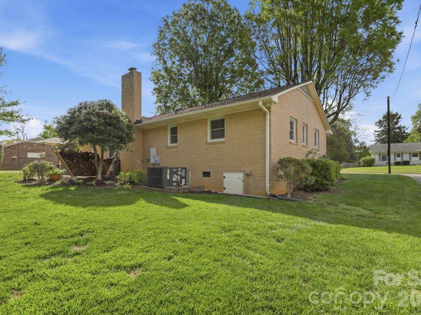 8325 Fallsdale Drive, Charlotte, NC 28214.  MLS# CAR4363701, YatesRealty ID 10318. 