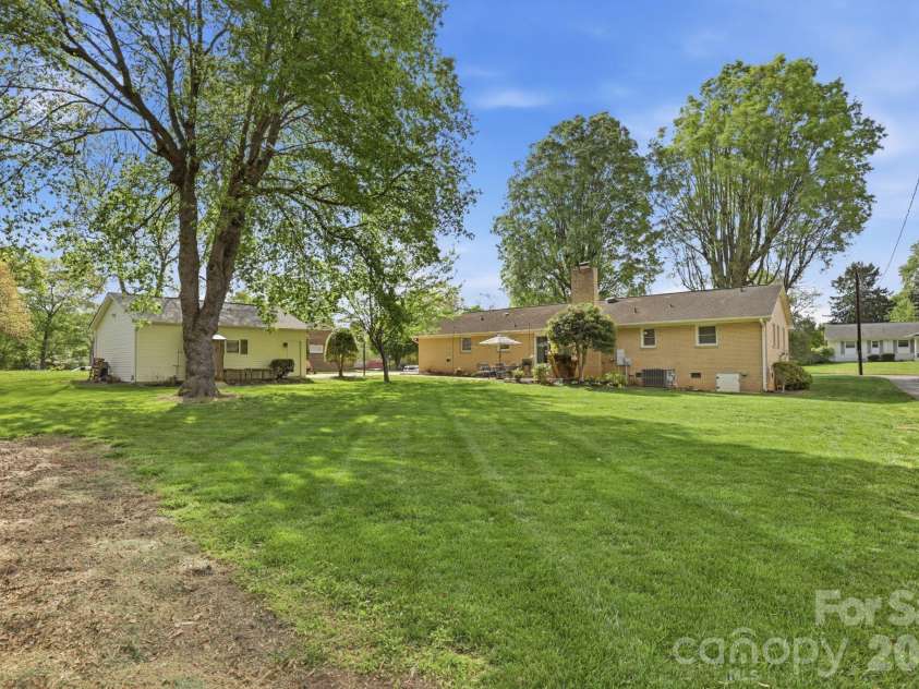 8325 Fallsdale Drive, Charlotte, NC 28214.  MLS# CAR4363701, YatesRealty ID 10318. 