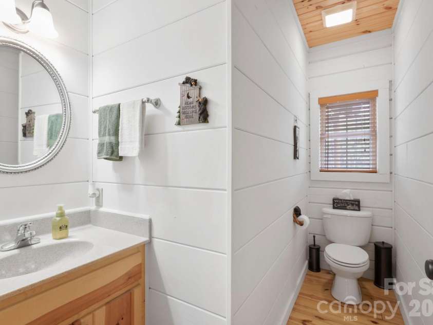 78 Longview Ridge Road, Lake Toxaway, NC 28747.  MLS# CAR4356408, YatesRealty ID 10319. Half bath on main