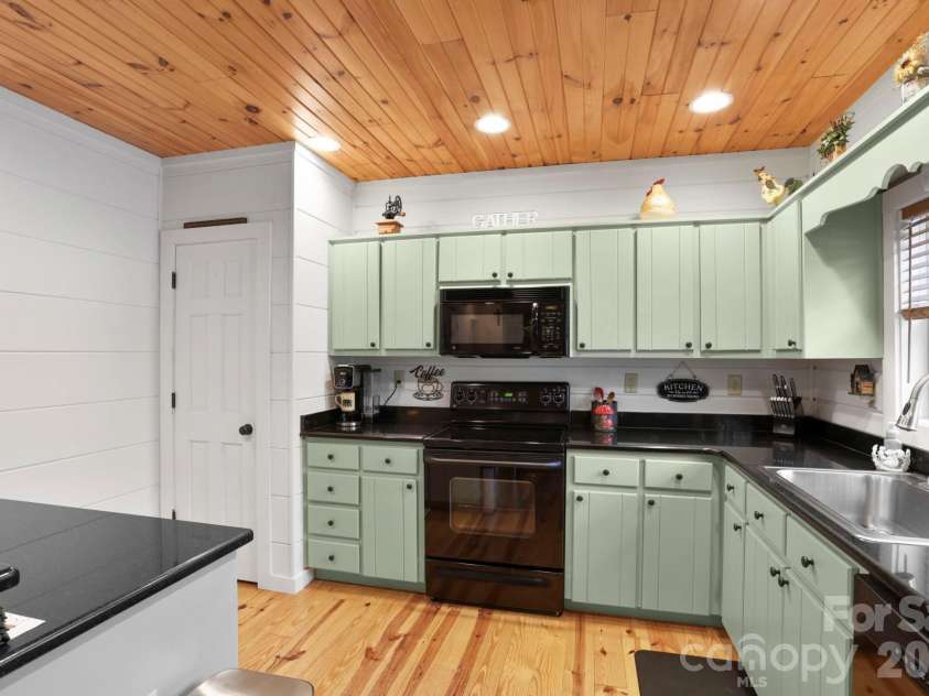 78 Longview Ridge Road, Lake Toxaway, NC 28747.  MLS# CAR4356408, YatesRealty ID 10319. Nice open updated kitchen