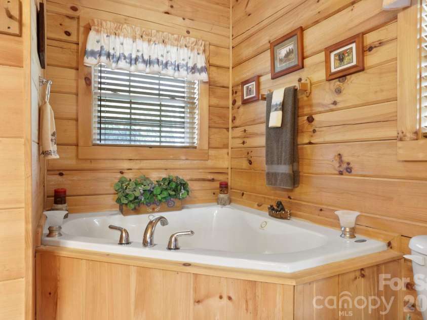 78 Longview Ridge Road, Lake Toxaway, NC 28747.  MLS# CAR4356408, YatesRealty ID 10319. Primary Bathroom