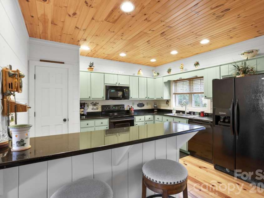 78 Longview Ridge Road, Lake Toxaway, NC 28747.  MLS# CAR4356408, YatesRealty ID 10319. Updated kitchen