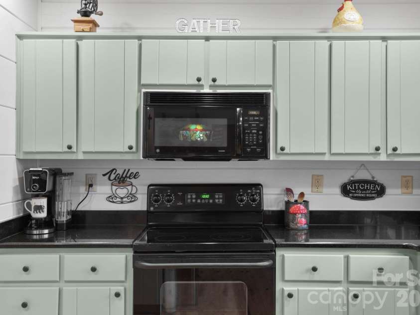 78 Longview Ridge Road, Lake Toxaway, NC 28747.  MLS# CAR4356408, YatesRealty ID 10319. Updated kitchen