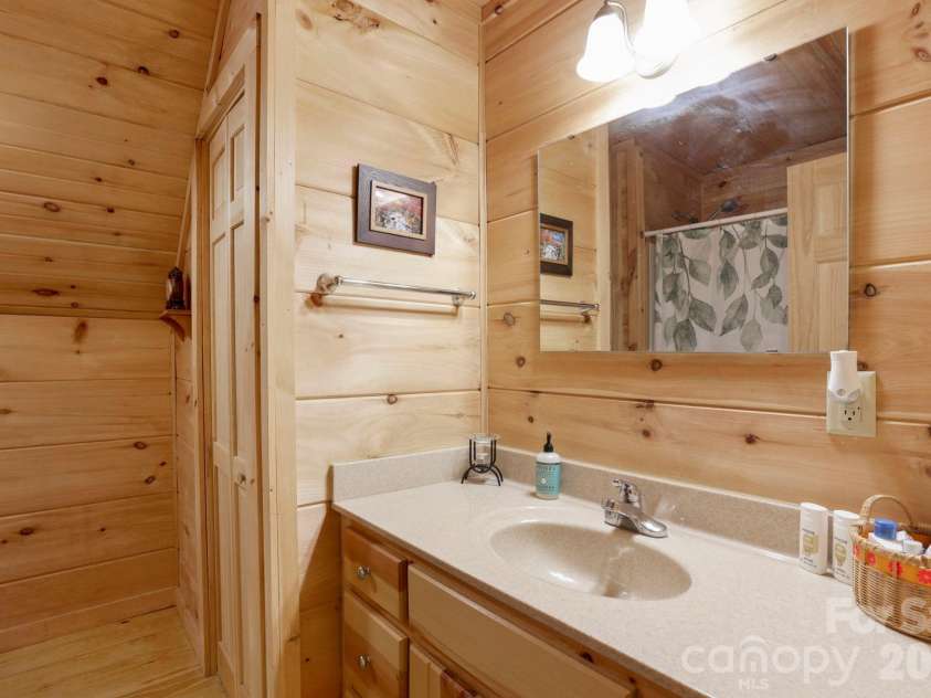 78 Longview Ridge Road, Lake Toxaway, NC 28747.  MLS# CAR4356408, YatesRealty ID 10319. Upstairs bath