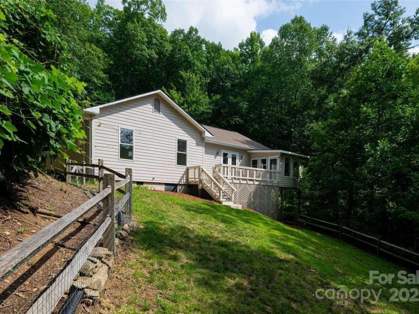 15 Falcon Crest Drive, Fairview, NC 28730.  MLS# CAR4240758, YatesRealty ID 10320. 
