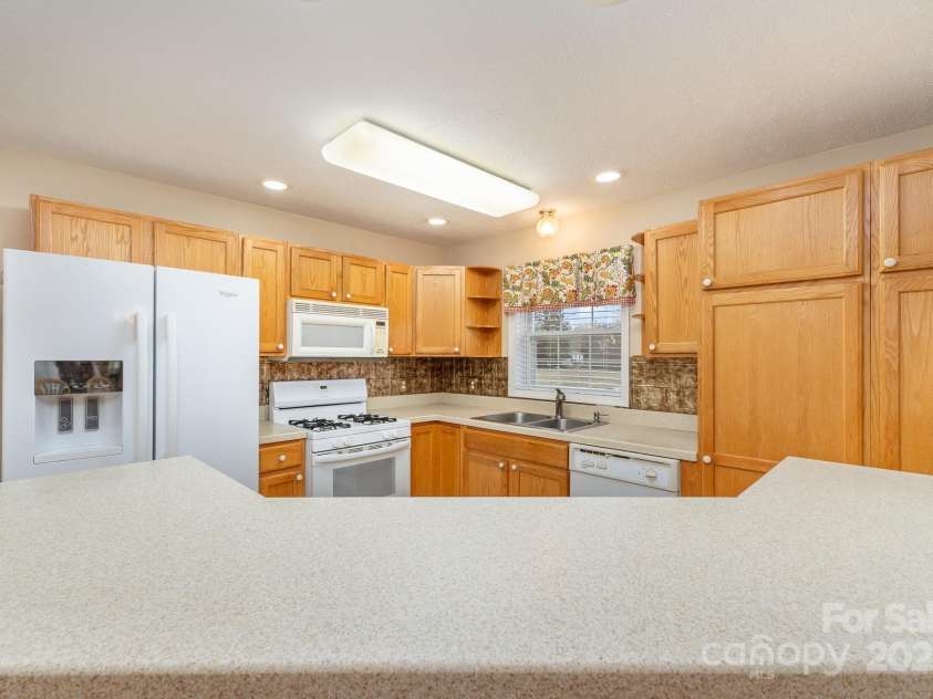 24697 Ramsey Drive, Albemarle, NC 28001.  MLS# CAR4227470, YatesRealty ID 10321. Breakfast Bar