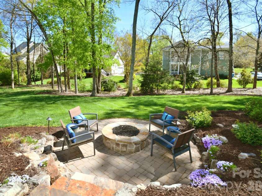 522 Oak Drive, Huntersville, NC 28078.  MLS# CAR4364306, YatesRealty ID 10321. 