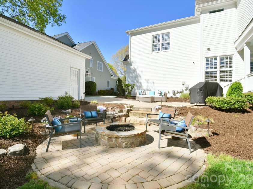 522 Oak Drive, Huntersville, NC 28078.  MLS# CAR4364306, YatesRealty ID 10321. 