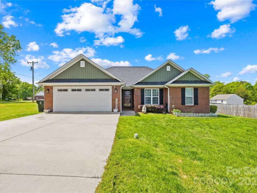 201 Churchill Drive, Kings Mountain, NC 28086.  MLS# CAR4249201, YatesRealty ID 10323. 