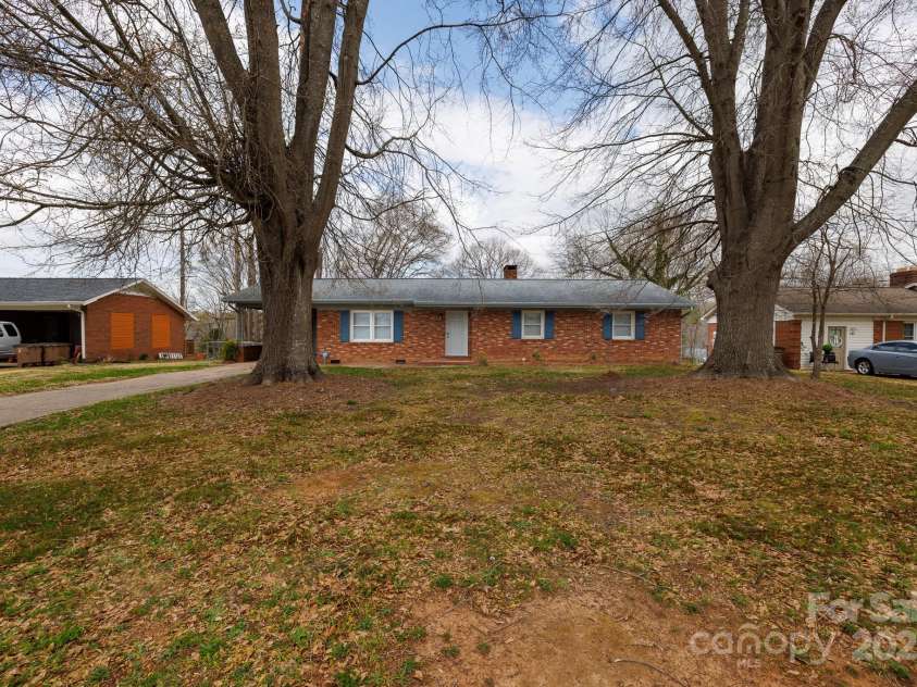 103 Perry Street, Shelby, NC 28150.  MLS# CAR4237483, YatesRealty ID 10327. 