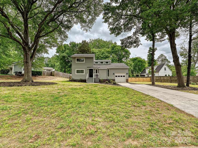 11712 Mirror Lake Drive, Charlotte, NC 28226.  MLS# CAR4250950, YatesRealty ID 10328. 