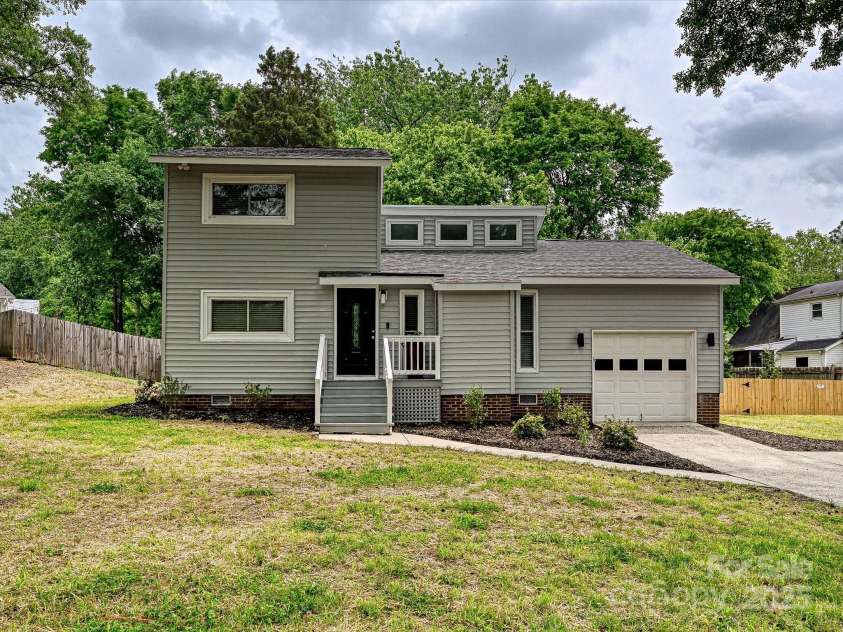 11712 Mirror Lake Drive, Charlotte, NC 28226.  MLS# CAR4250950, YatesRealty ID 10328. 