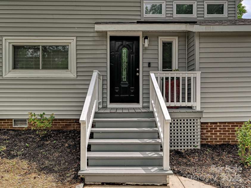 11712 Mirror Lake Drive, Charlotte, NC 28226.  MLS# CAR4250950, YatesRealty ID 10328. 