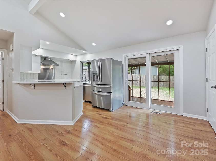 11712 Mirror Lake Drive, Charlotte, NC 28226.  MLS# CAR4250950, YatesRealty ID 10328. 
