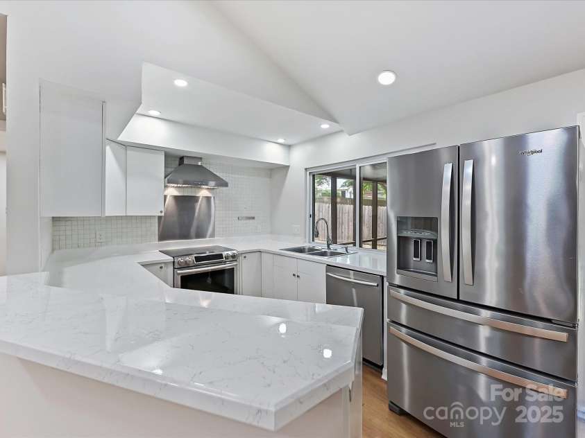 11712 Mirror Lake Drive, Charlotte, NC 28226.  MLS# CAR4250950, YatesRealty ID 10328. 