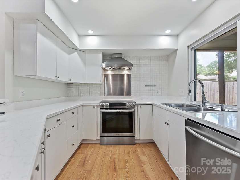 11712 Mirror Lake Drive, Charlotte, NC 28226.  MLS# CAR4250950, YatesRealty ID 10328. 