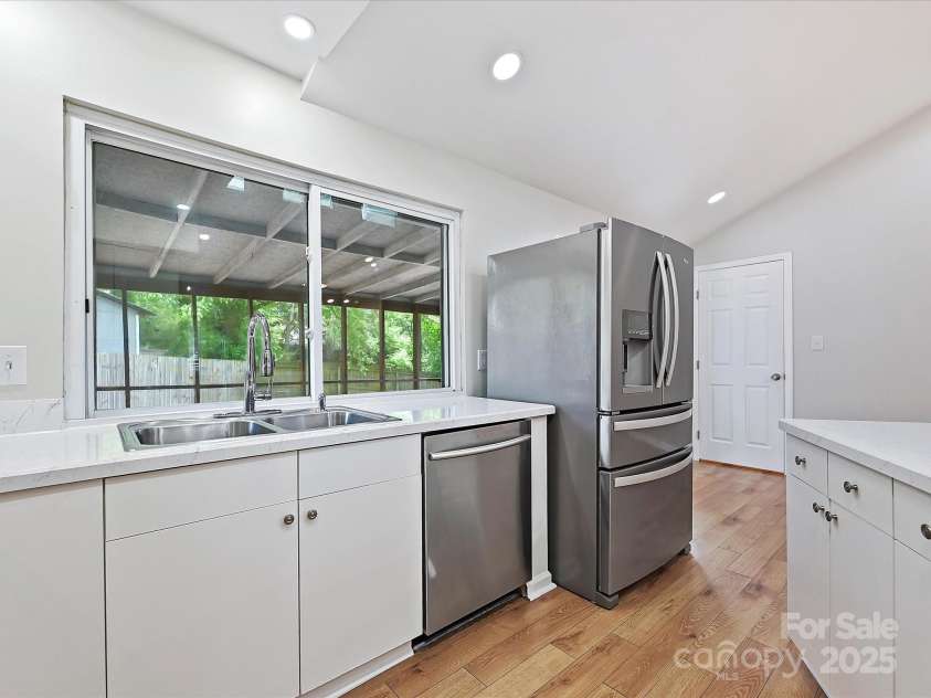 11712 Mirror Lake Drive, Charlotte, NC 28226.  MLS# CAR4250950, YatesRealty ID 10328. 