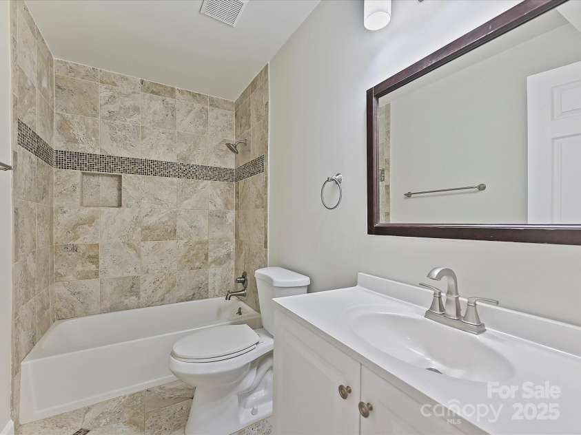 11712 Mirror Lake Drive, Charlotte, NC 28226.  MLS# CAR4250950, YatesRealty ID 10328. 