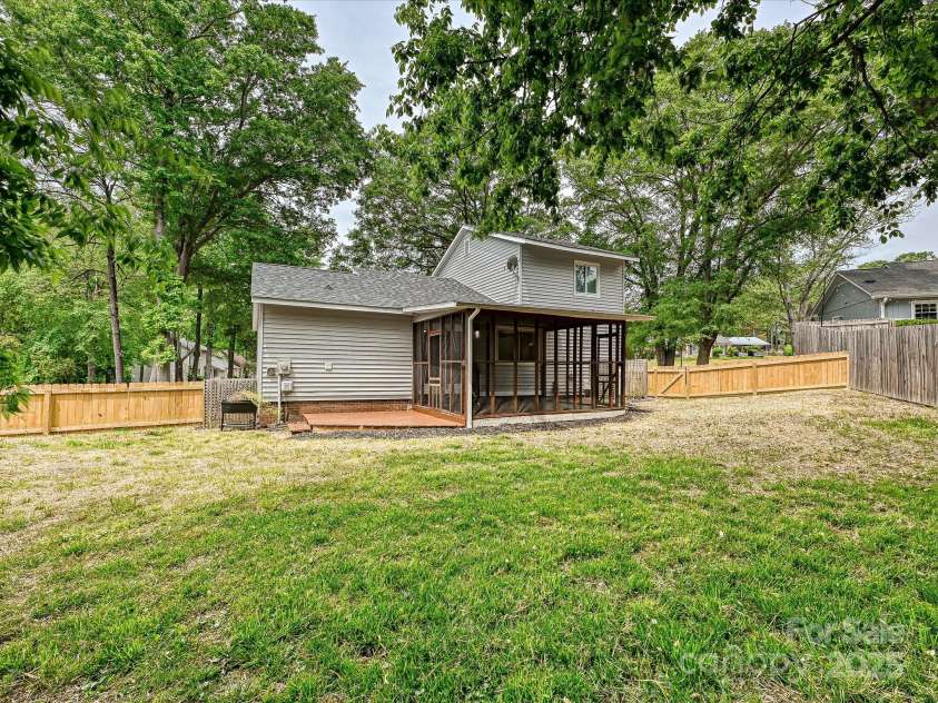 11712 Mirror Lake Drive, Charlotte, NC 28226.  MLS# CAR4250950, YatesRealty ID 10328. 