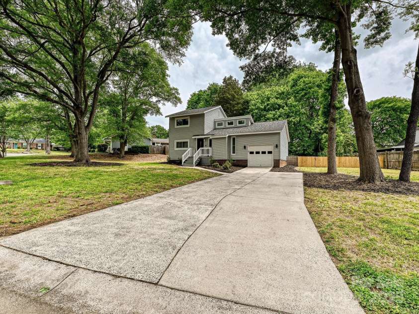 11712 Mirror Lake Drive, Charlotte, NC 28226.  MLS# CAR4250950, YatesRealty ID 10328. 