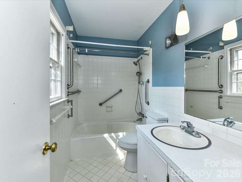 556 Eastway Street, Davidson, NC 28036.  MLS# CAR4365491, YatesRealty ID 10328. Primary bathroom with functional layout and ample space to suit your needs.