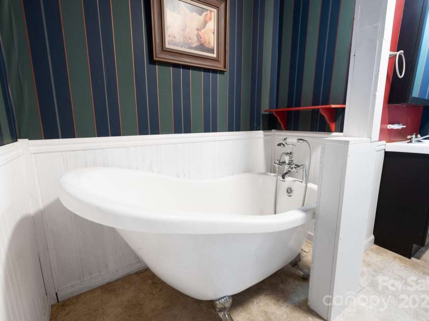 242 Breezy Mountain Lane, Mills River, NC 28759.  MLS# CAR4215866, YatesRealty ID 10330. Soaking tub.