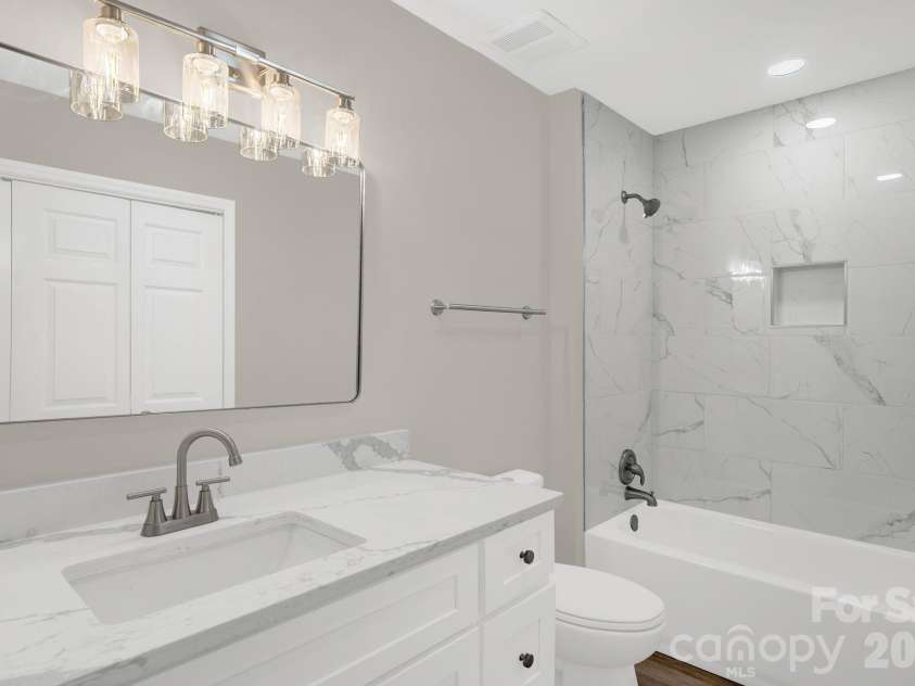 11412 Celandine Court, Charlotte, NC 28213.  MLS# CAR4358182, YatesRealty ID 10331. Hall Full Bath