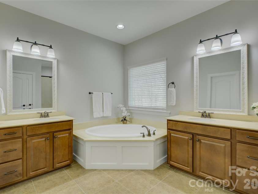 11521 Egrets Point Drive, Charlotte, NC 28278.  MLS# CAR4357758, YatesRealty ID 10334. 