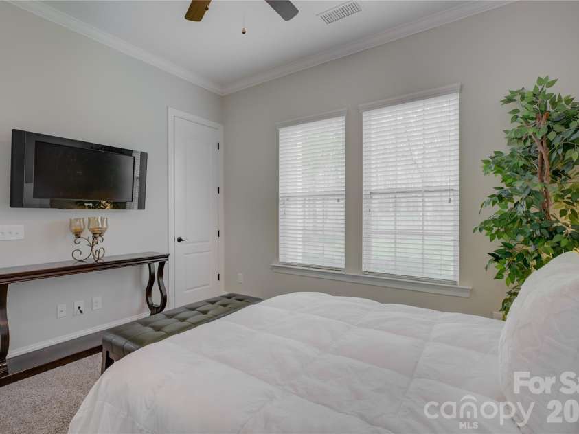 11521 Egrets Point Drive, Charlotte, NC 28278.  MLS# CAR4357758, YatesRealty ID 10334. Gust suite on the main