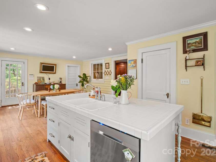 506 MAIN Street, Lenoir, NC 28645.  MLS# CAR4293002, YatesRealty ID 10338. 