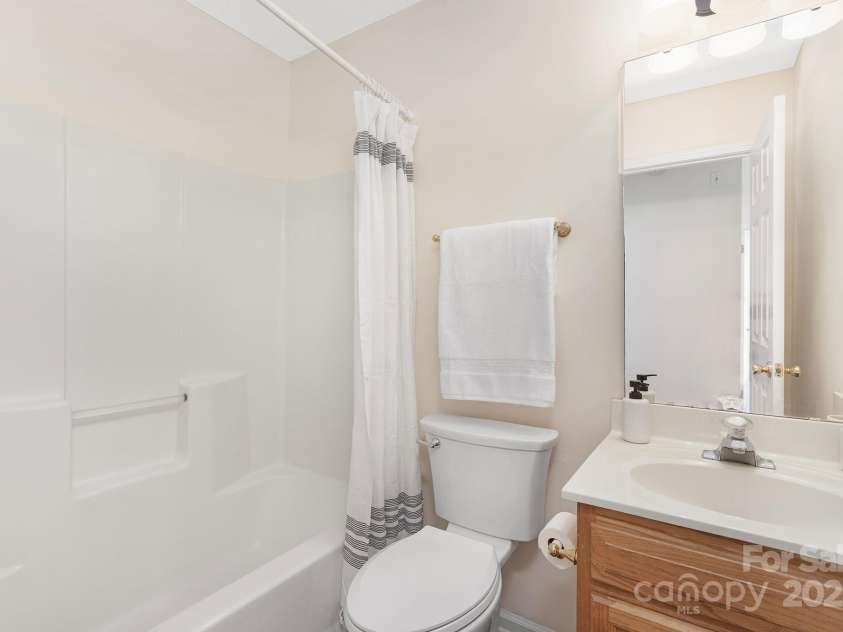 12624 Cedar Crossings Drive, Charlotte, NC 28273.  MLS# CAR4252686, YatesRealty ID 10341. Full bathroom on second floor
