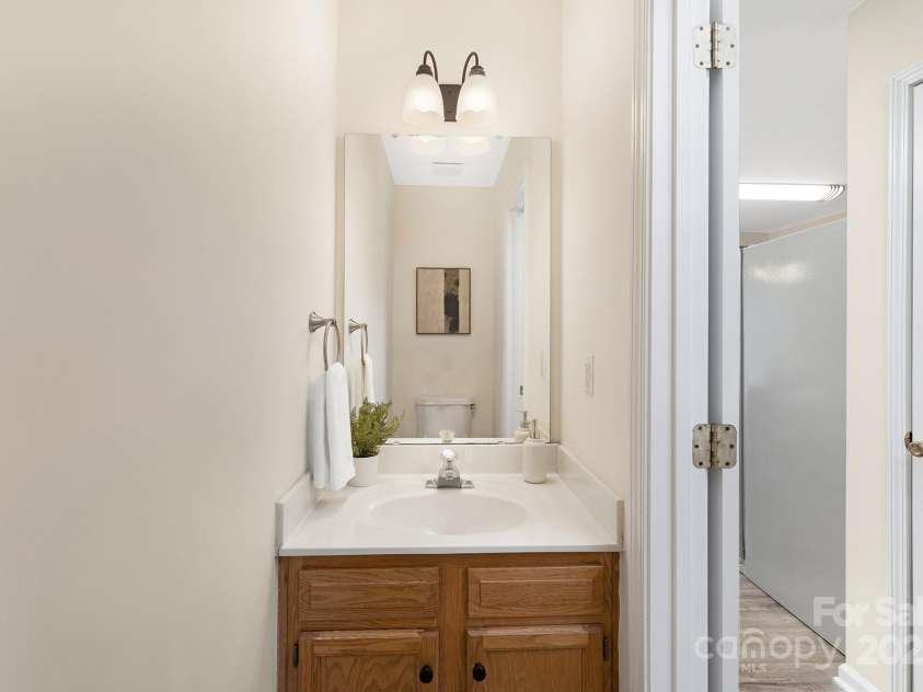 12624 Cedar Crossings Drive, Charlotte, NC 28273.  MLS# CAR4252686, YatesRealty ID 10341. Half bath on main floor