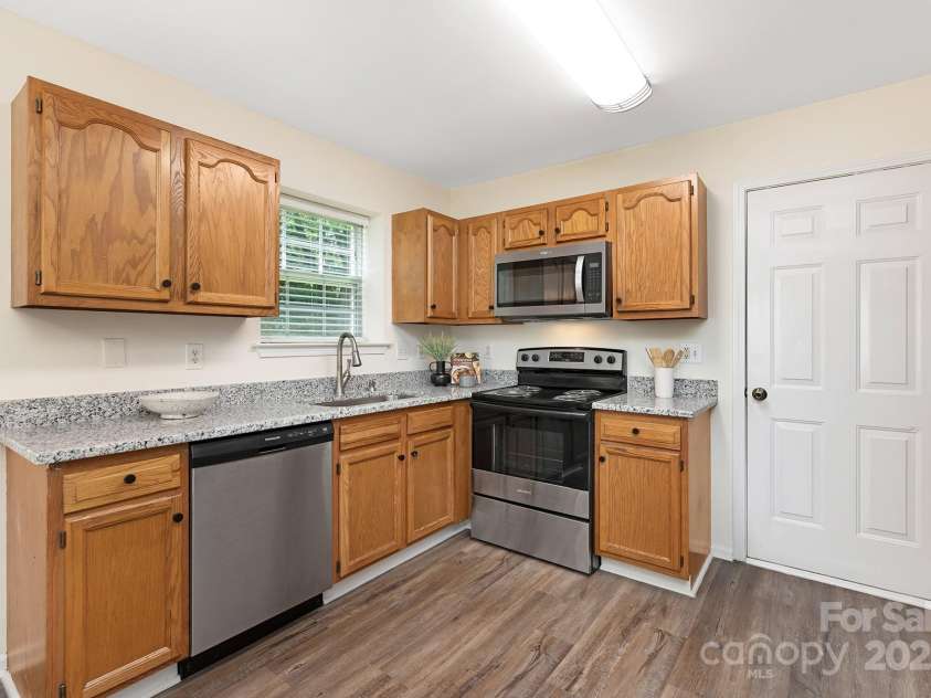 12624 Cedar Crossings Drive, Charlotte, NC 28273.  MLS# CAR4252686, YatesRealty ID 10341. Kitchen