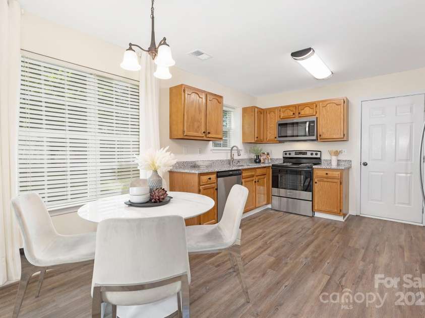 12624 Cedar Crossings Drive, Charlotte, NC 28273.  MLS# CAR4252686, YatesRealty ID 10341. Kitchen with eat in area
