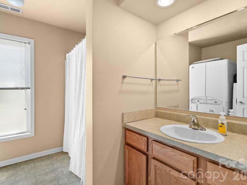 267 Eagles Trace, Canton, NC 28716.  MLS# CAR4358414, YatesRealty ID 10343. 2nd Full Bath