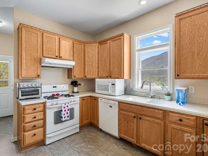 267 Eagles Trace, Canton, NC 28716.  MLS# CAR4358414, YatesRealty ID 10343. Kitchen